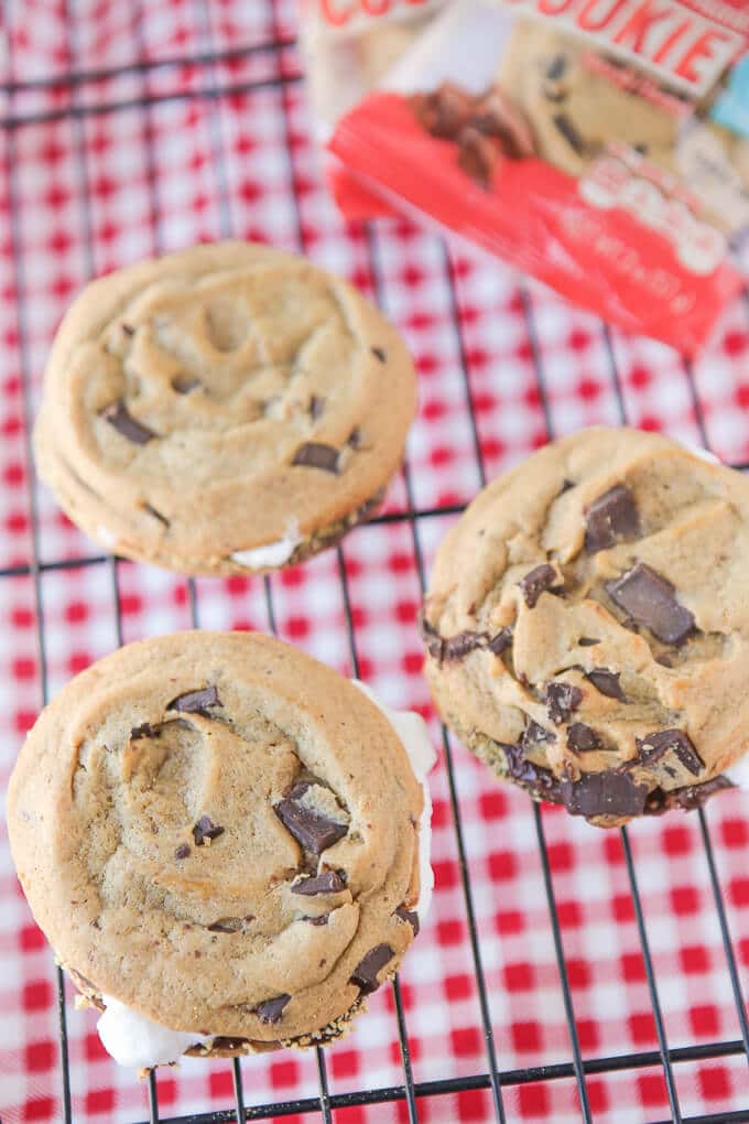 Move over cupcakes, there’s a new food in town. These cookie smores are one of my favorite easy desserts ever. Chocolate chip cookies combined with your favorite smores dessert ingredients makes for one of those desserts that people will remember. Such a fun idea for a fall or winter party! 