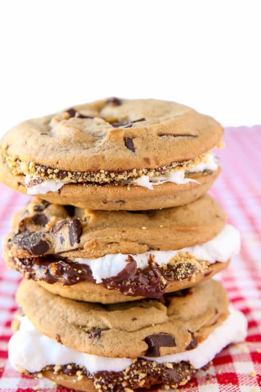 Move over cupcakes, there’s a new food in town. These cookie smores are one of my favorite easy desserts ever. Chocolate chip cookies combined with your favorite smores dessert ingredients makes for one of those desserts that people will remember. Such a fun idea for a fall or winter party!