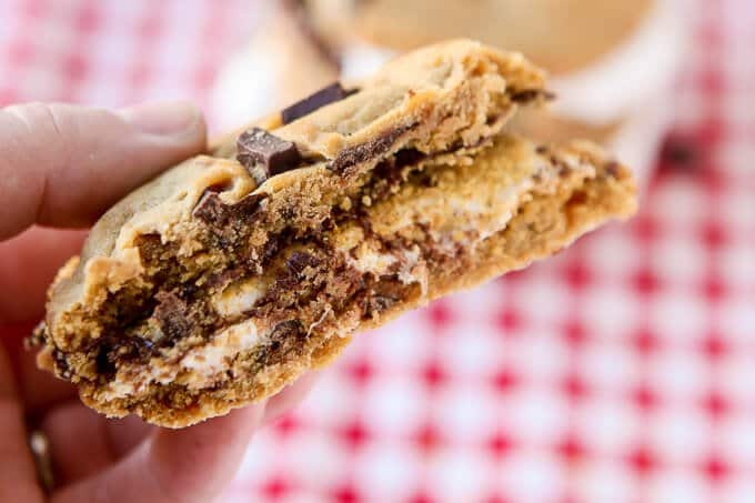 Move over cupcakes, there’s a new food in town. These cookie smores are one of my favorite easy desserts ever. Chocolate chip cookies combined with your favorite smores dessert ingredients makes for one of those desserts that people will remember. Such a fun idea for a fall or winter party! 