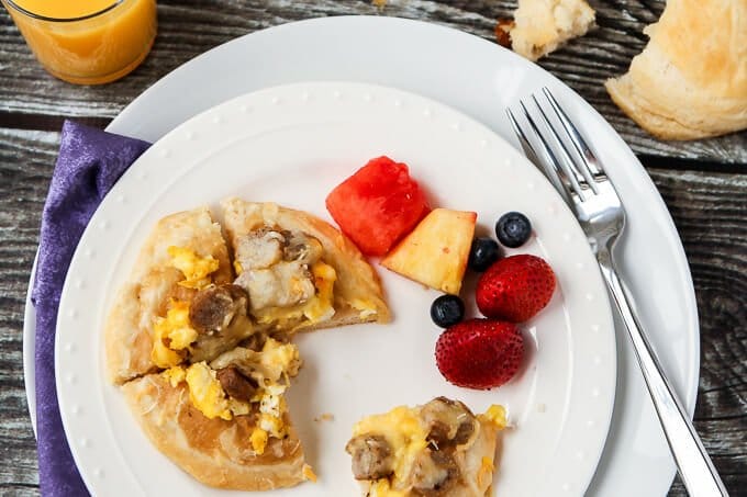 These biscuit and gravy breakfast pizzas are a super easy recipe and a perfect way to combine your favorite breakfast flavors into one recipe! They’d also make one yummy and easy dinner recipe. I’m definitely trying these with some maple syrup drizzled on top! 