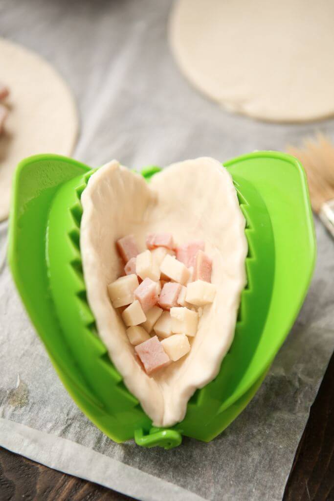 quick and easy ham and cheese empanadas that are perfect for a quick and delicious breakfast!