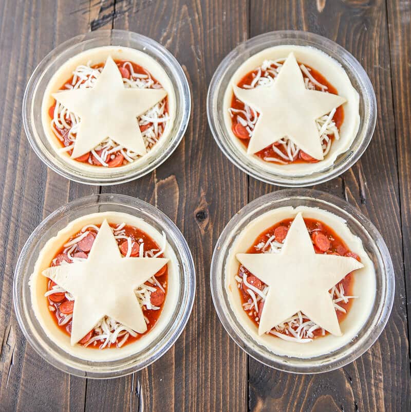 These mini pizza pies are perfect for anyone who loves Gilmore Girls, pizza, or pie! Your favorite pizza toppings baked into a pie crust makes these almost like a pie version of your favorite pizza rolls. Such an easy pizza pie recipe and I love the Stars Hollow star on top! Definitely adding this to my easy appetizers board! 