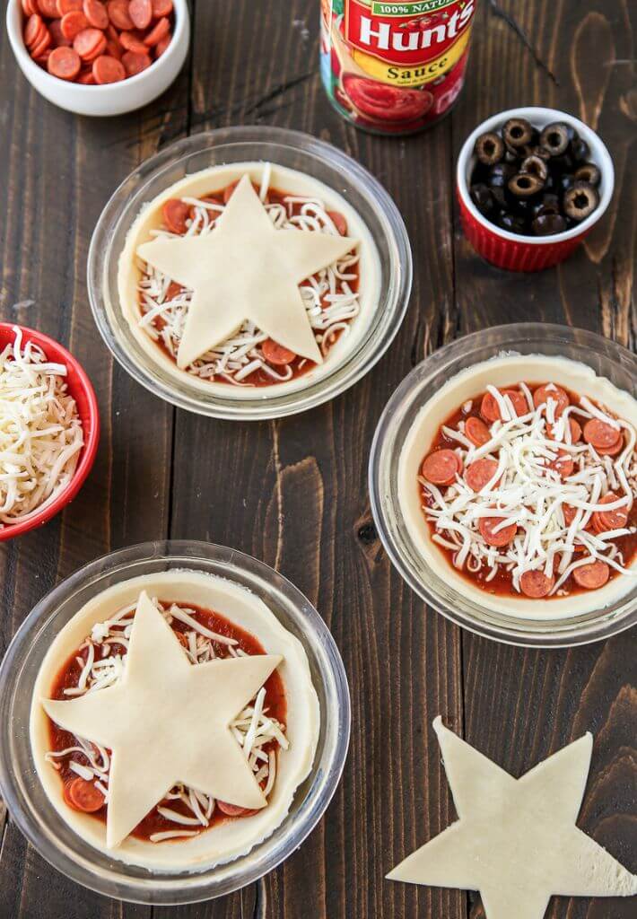 These mini pizza pies are perfect for anyone who loves Gilmore Girls, pizza, or pie! Your favorite pizza toppings baked into a pie crust makes these almost like a pie version of your favorite pizza rolls. Such an easy pizza pie recipe and I love the Stars Hollow star on top! Definitely adding this to my easy appetizers board! 