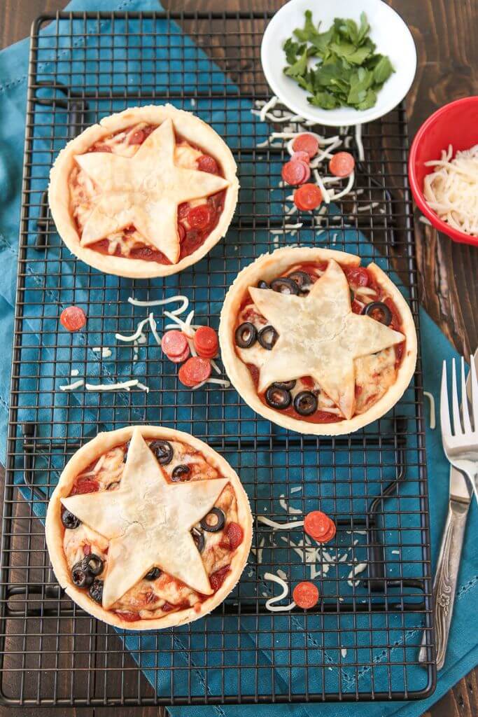 These mini pizza pies are perfect for anyone who loves Gilmore Girls, pizza, or pie! Your favorite pizza toppings baked into a pie crust makes these almost like a pie version of your favorite pizza rolls. Such an easy pizza pie recipe and I love the Stars Hollow star on top! Definitely adding this to my easy appetizers board! 
