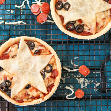 These mini pizza pies are perfect for anyone who loves Gilmore Girls, pizza, or pie! Your favorite pizza toppings baked into a pie crust makes these almost like a pie version of your favorite pizza rolls. Such an easy pizza pie recipe and I love the Stars Hollow star on top! Definitely adding this to my easy appetizers board!
