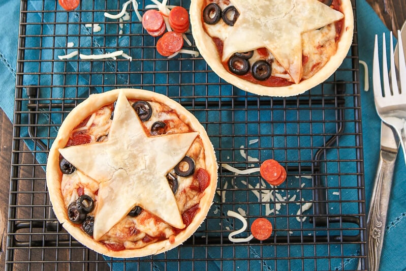 These mini pizza pies are perfect for anyone who loves Gilmore Girls, pizza, or pie! Your favorite pizza toppings baked into a pie crust makes these almost like a pie version of your favorite pizza rolls. Such an easy pizza pie recipe and I love the Stars Hollow star on top! Definitely adding this to my easy appetizers board! 