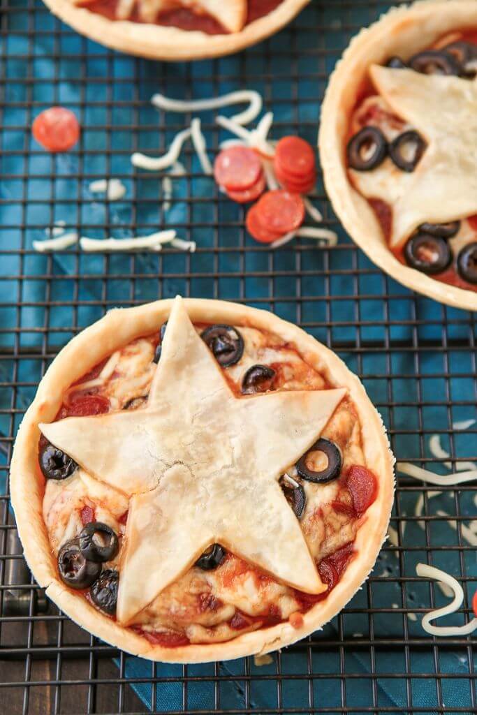 These mini pizza pies are perfect for anyone who loves Gilmore Girls, pizza, or pie! Your favorite pizza toppings baked into a pie crust makes these almost like a pie version of your favorite pizza rolls. Such an easy pizza pie recipe and I love the Stars Hollow star on top! Definitely adding this to my easy appetizers board! 