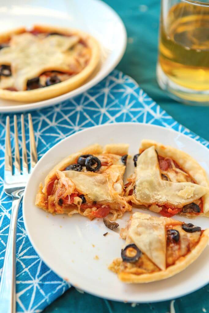 These mini pizza pies are perfect for anyone who loves Gilmore Girls, pizza, or pie! Your favorite pizza toppings baked into a pie crust makes these almost like a pie version of your favorite pizza rolls. Such an easy pizza pie recipe and I love the Stars Hollow star on top! Definitely adding this to my easy appetizers board! 