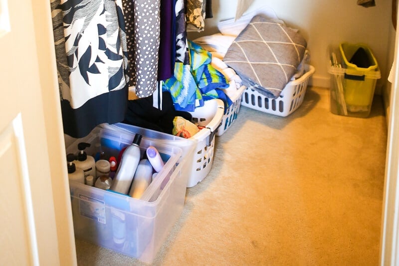 Love these 13 mistakes to avoid when moving cross country, so many great moving tips, downsizing ideas, and tricks for sticking with a cheap budget! Definitely helpful for creating a cleaning checklist and getting your house more organized and prepped to move! 