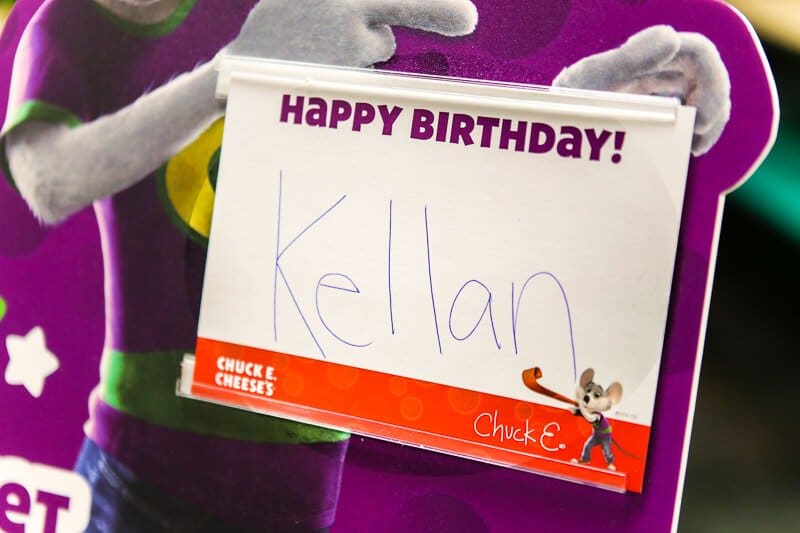 A sign on a Chuck E cheese birthday party table