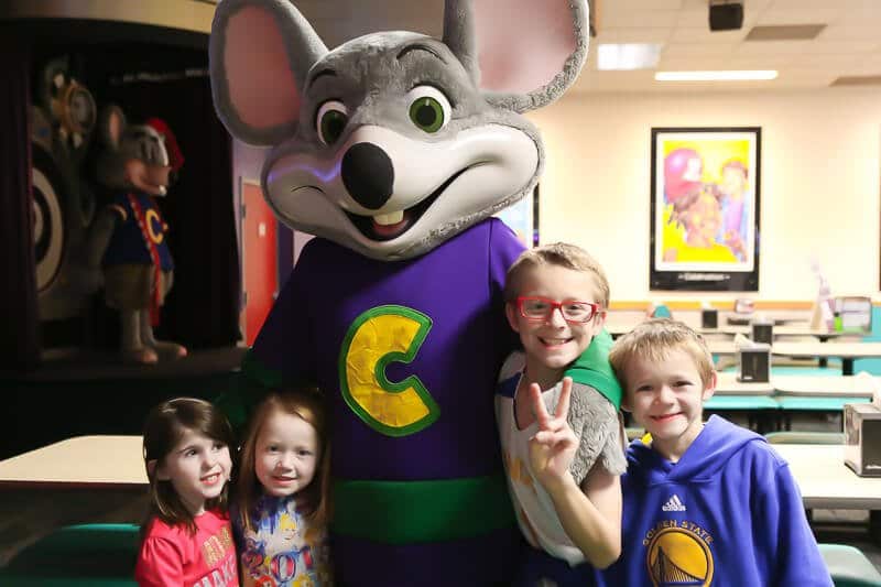 Kids posing with Chuck E Cheese at a Chuck E Cheese birthday party