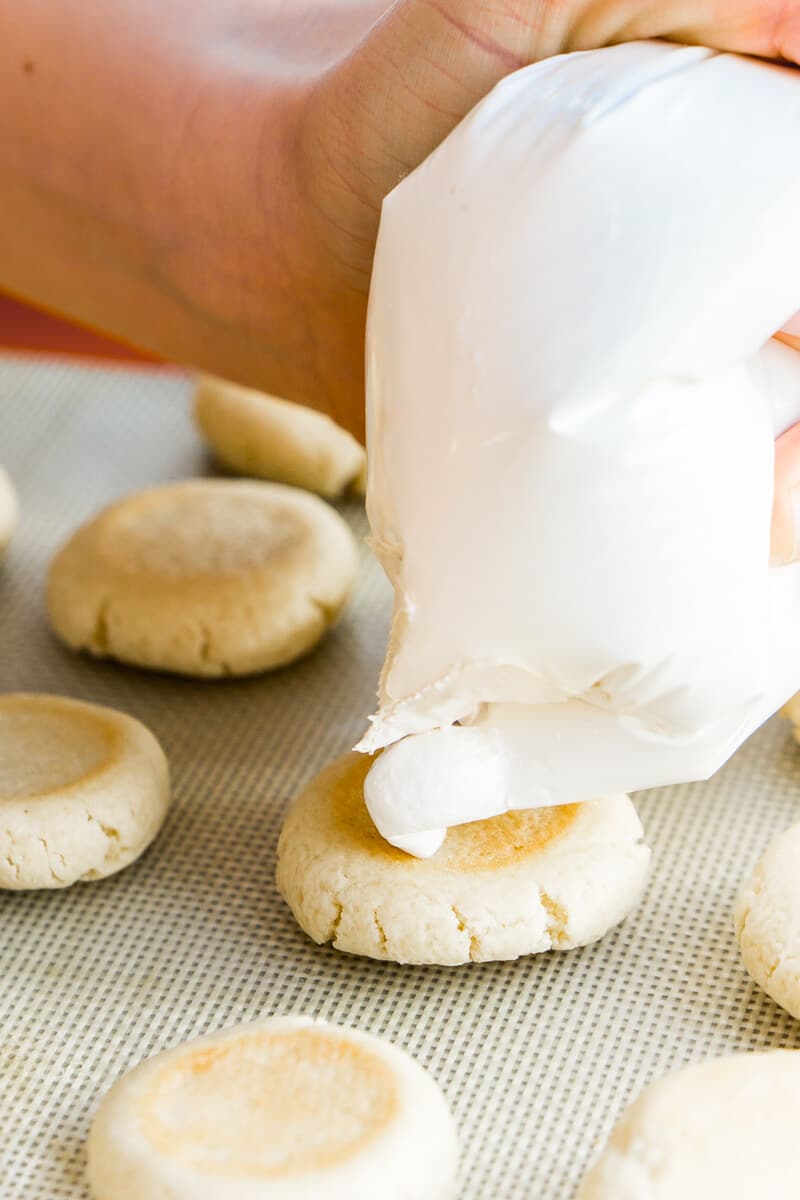 This homemade moon pie recipe is one of the easiest desserts you can make! No need for homemade marshmallows, just a little sugar and time. Just like the moon pies you find in the store, everyone will love this yummy recipe! 