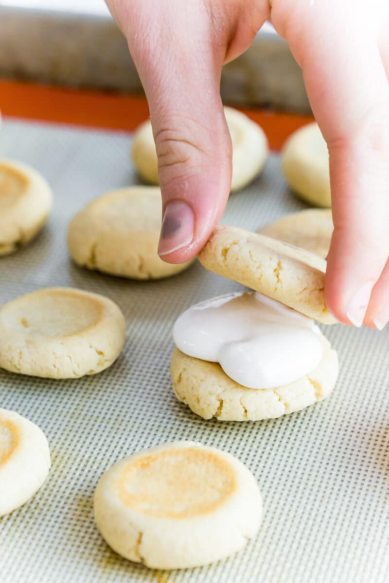 This homemade moon pie recipe is one of the easiest desserts you can make! No need for homemade marshmallows, just a little sugar and time. Just like the moon pies you find in the store, everyone will love this yummy recipe! 