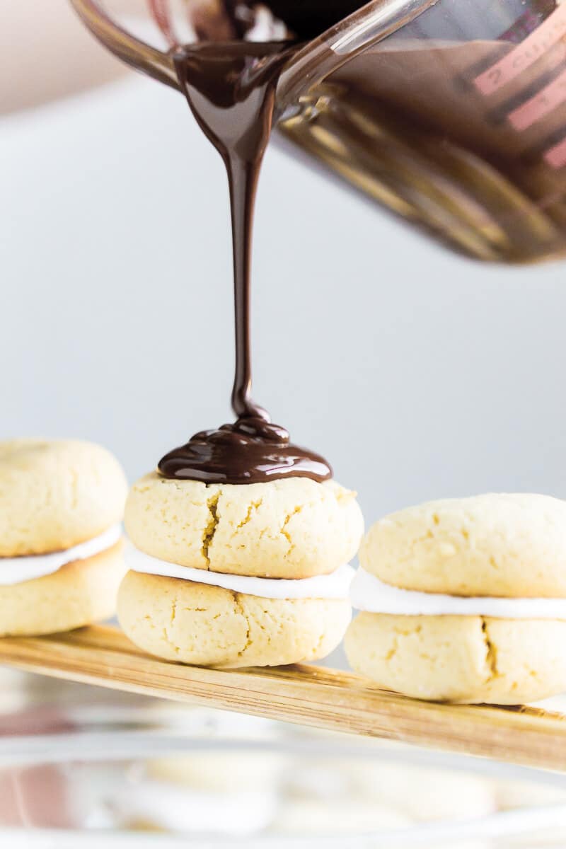 This homemade moon pie recipe is one of the easiest desserts you can make! No need for homemade marshmallows, just a little sugar and time. Just like the moon pies you find in the store, everyone will love this yummy recipe! 