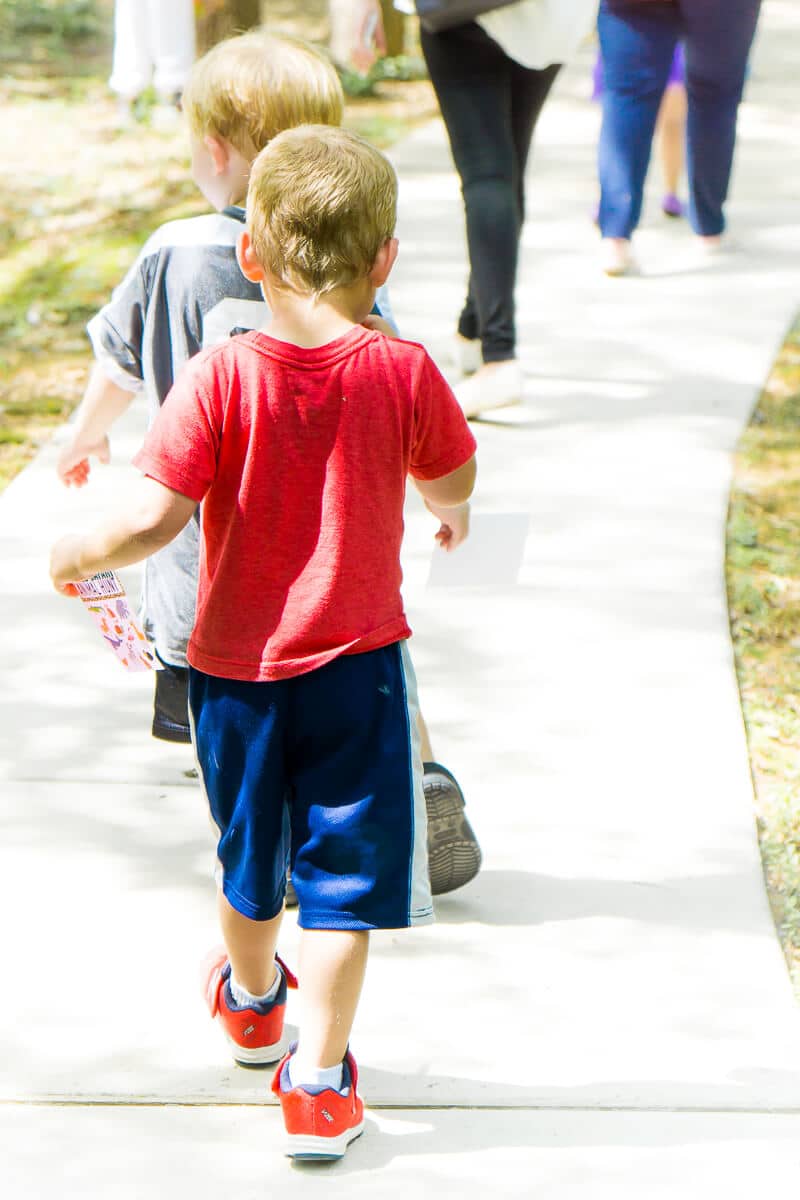 This animal safari scavenger hunt is perfect for an animal safari party or birthday celebration! Perfect for preschool aged kids who love animals! I’m definitely trying these fun scavenger hunt ideas for kids for my son’s next party! 