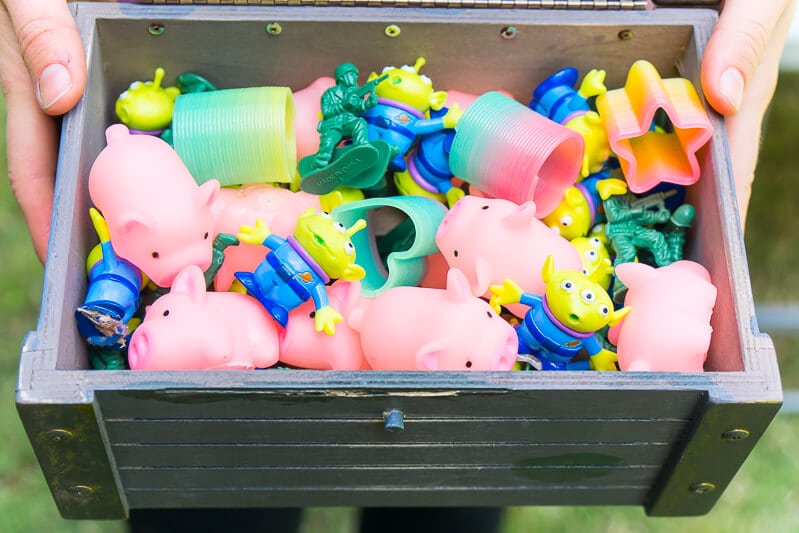 Make your own Toy Story Midway Mania games at home with this fun outdoor games tutorial! With everything from a homemade balloon darts to a punch box, so many fun ideas!