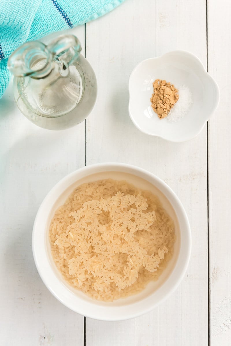 Ingredients to make coconut rice in rice cooker