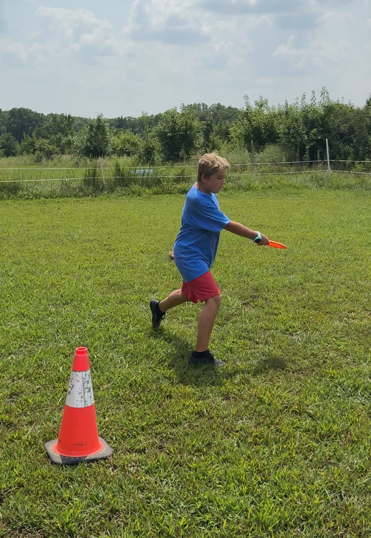 tween tossing a disc