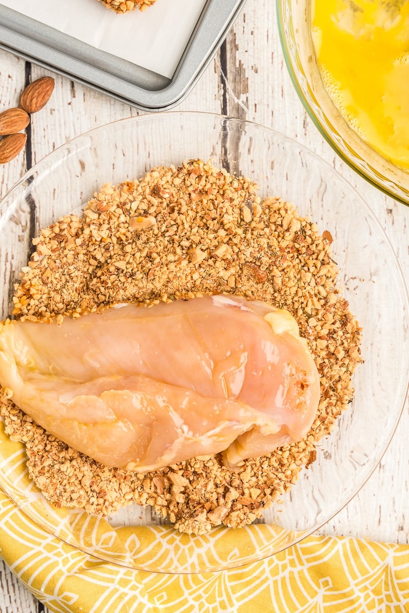 Coating almond chicken with almonds