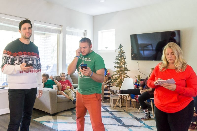 Adultos jugando a juegos de Navidad para adultos 