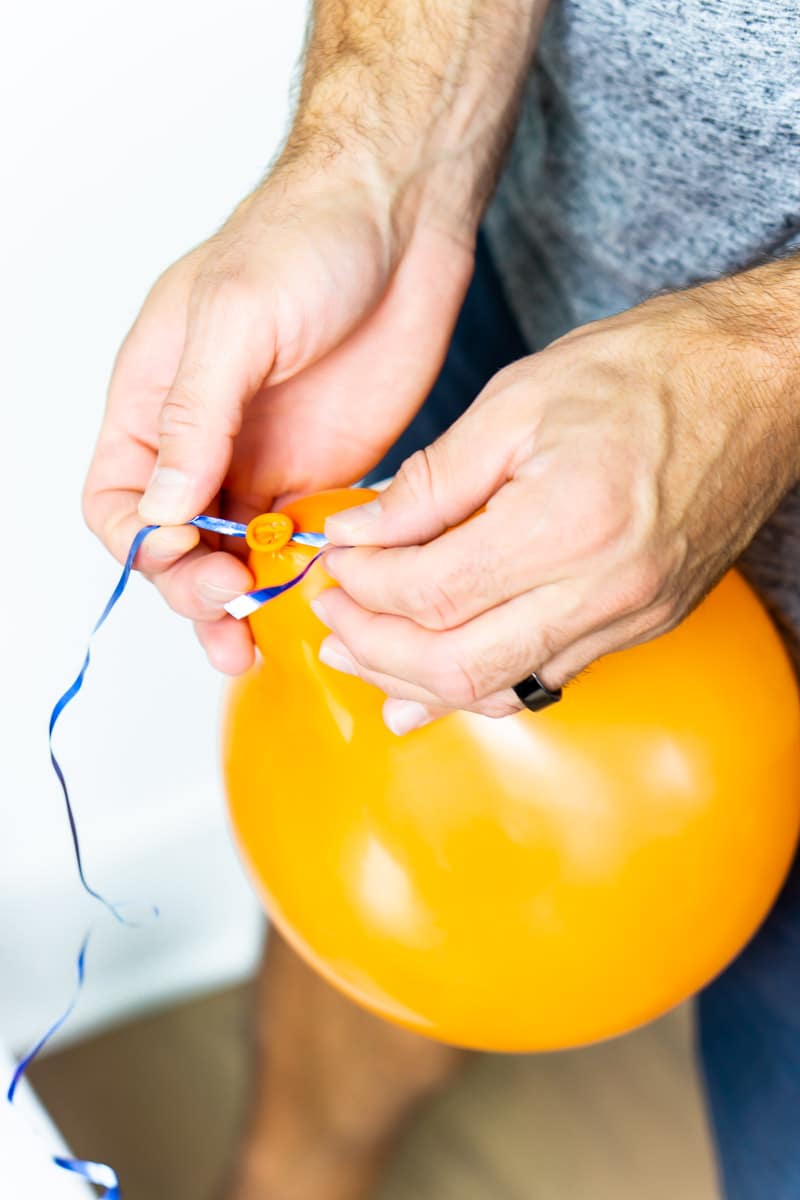 Tying a string on a balloon