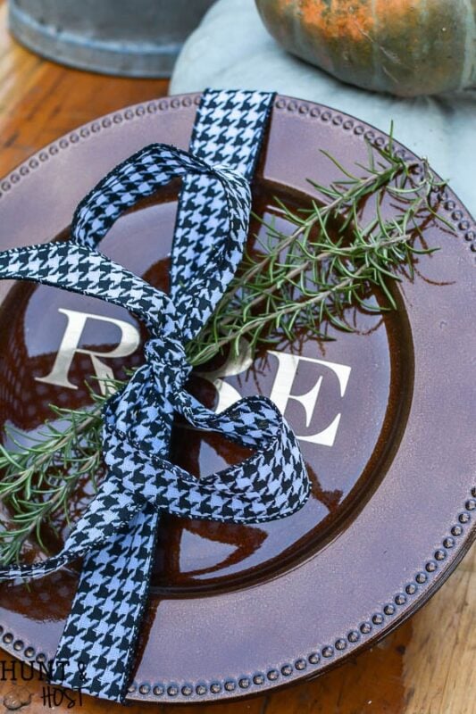 monograminiai įkrovikliai su lanku aplink juos