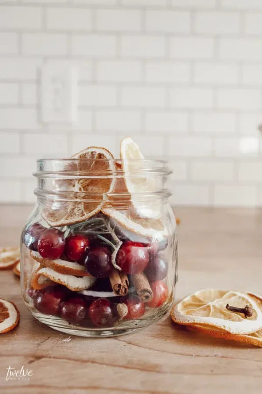 troškinkite puodą ant virtuvės stalo