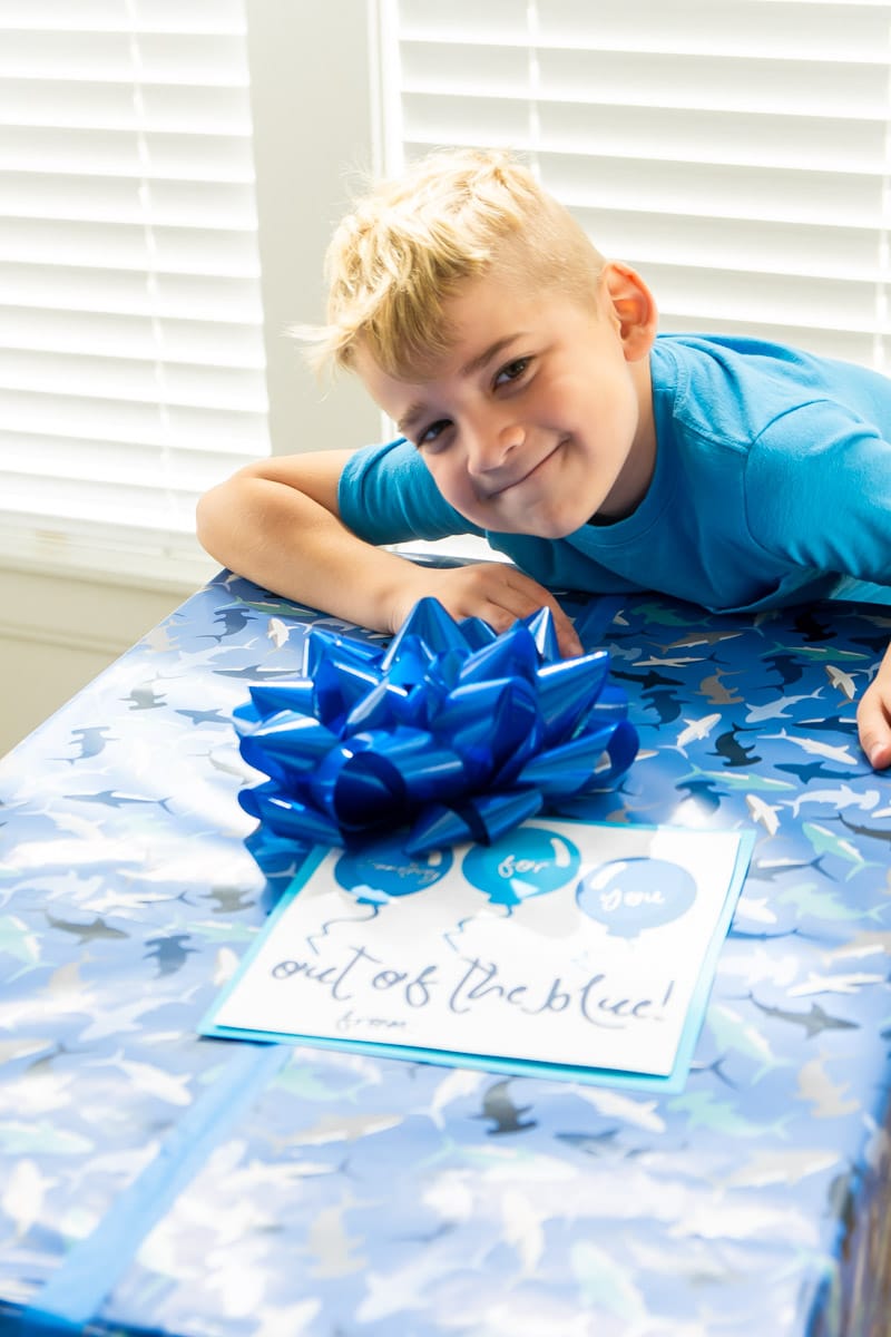 Adding bows to a blue gift box