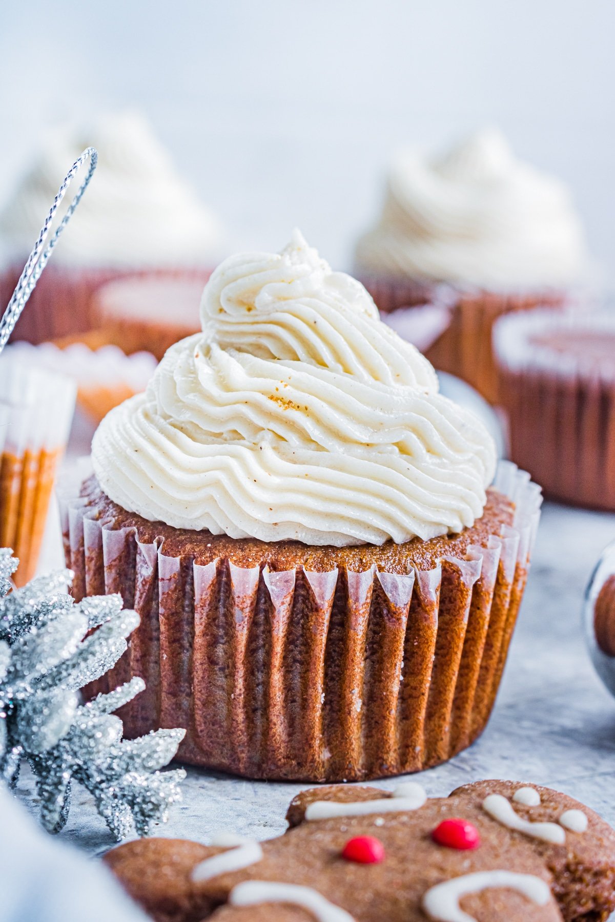 gingerbread cupcakes with cinnamon buttercream