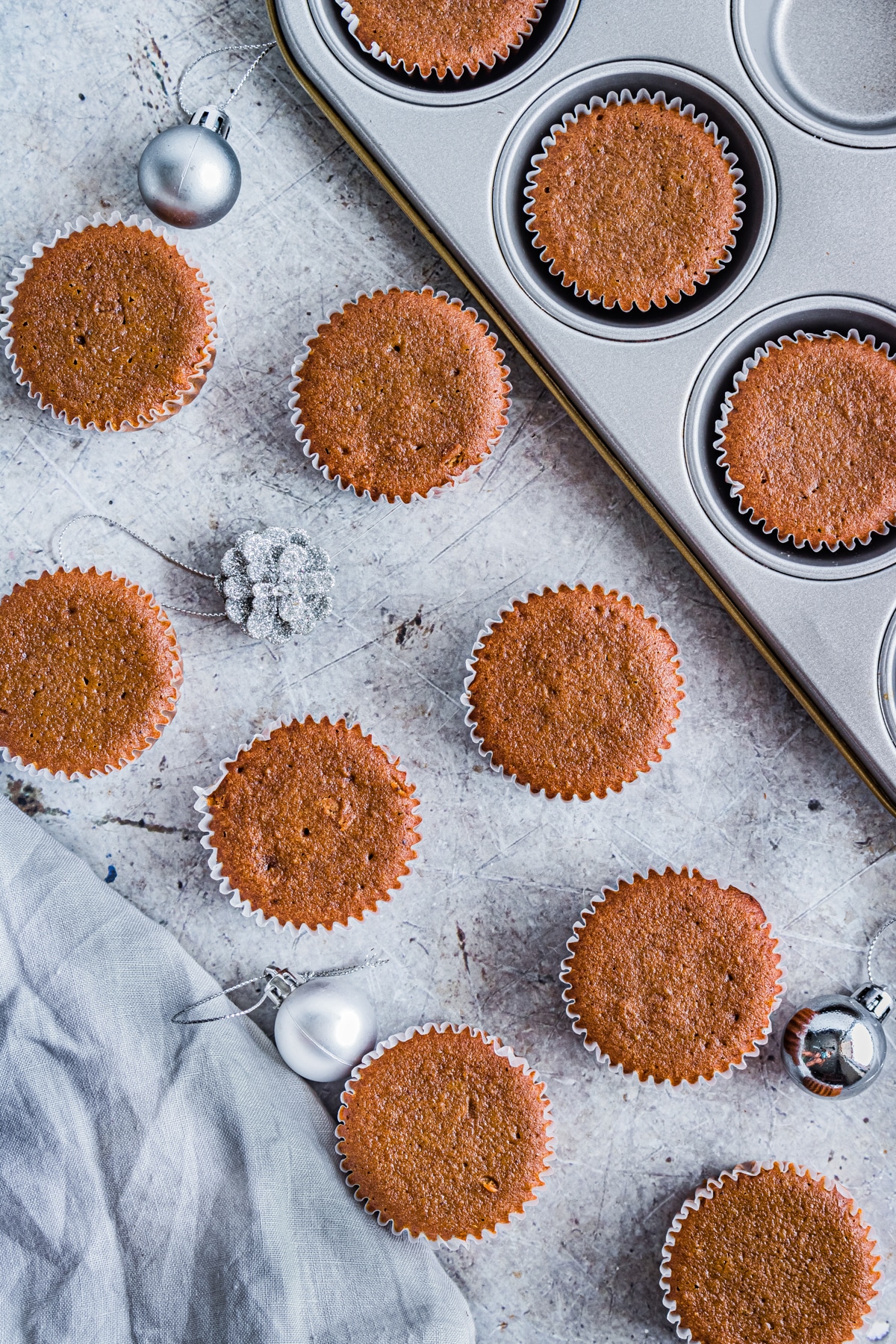 gingerbread cupcakes cooling