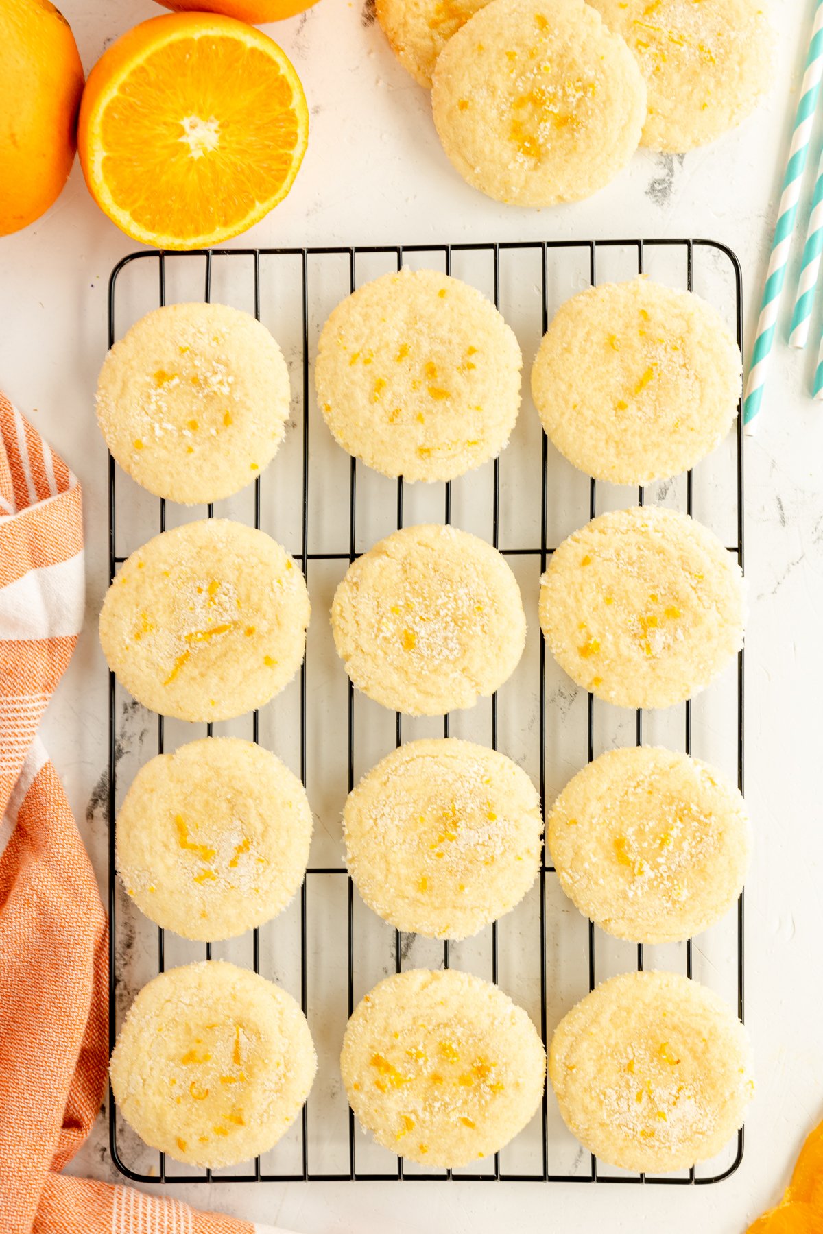 oranžiniai cukraus sausainiai ant aušinimo lentynos