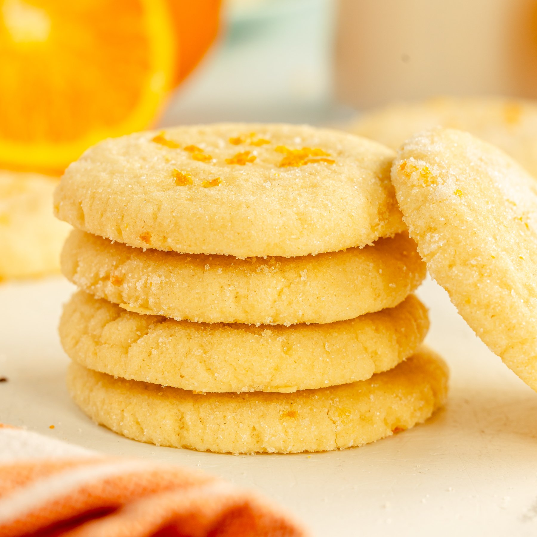 krūva oranžinių cukraus sausainių