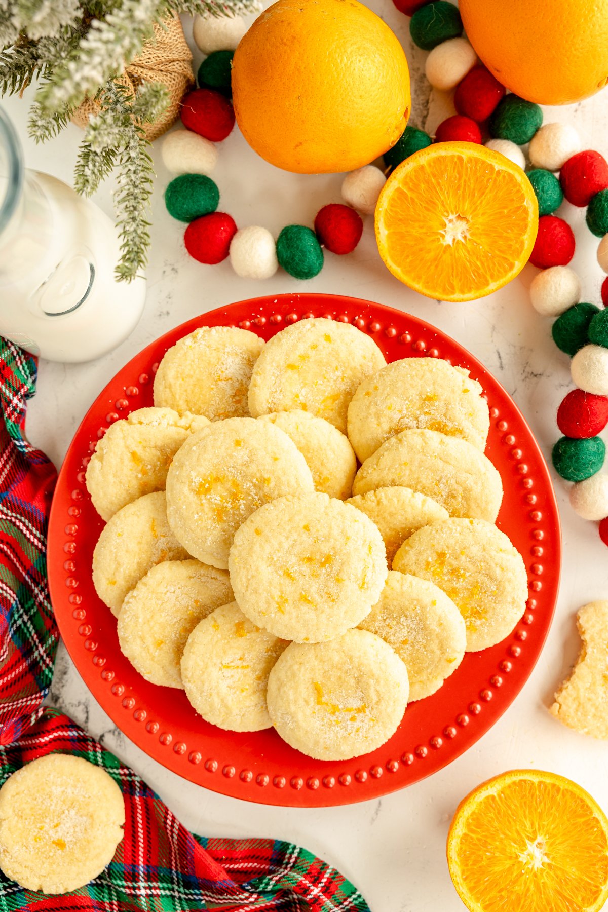 oranžiniai cukraus sausainiai ant lėkštės