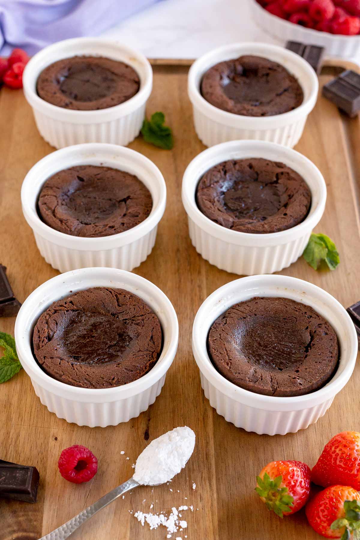 Six baked chocolate lava cakes 