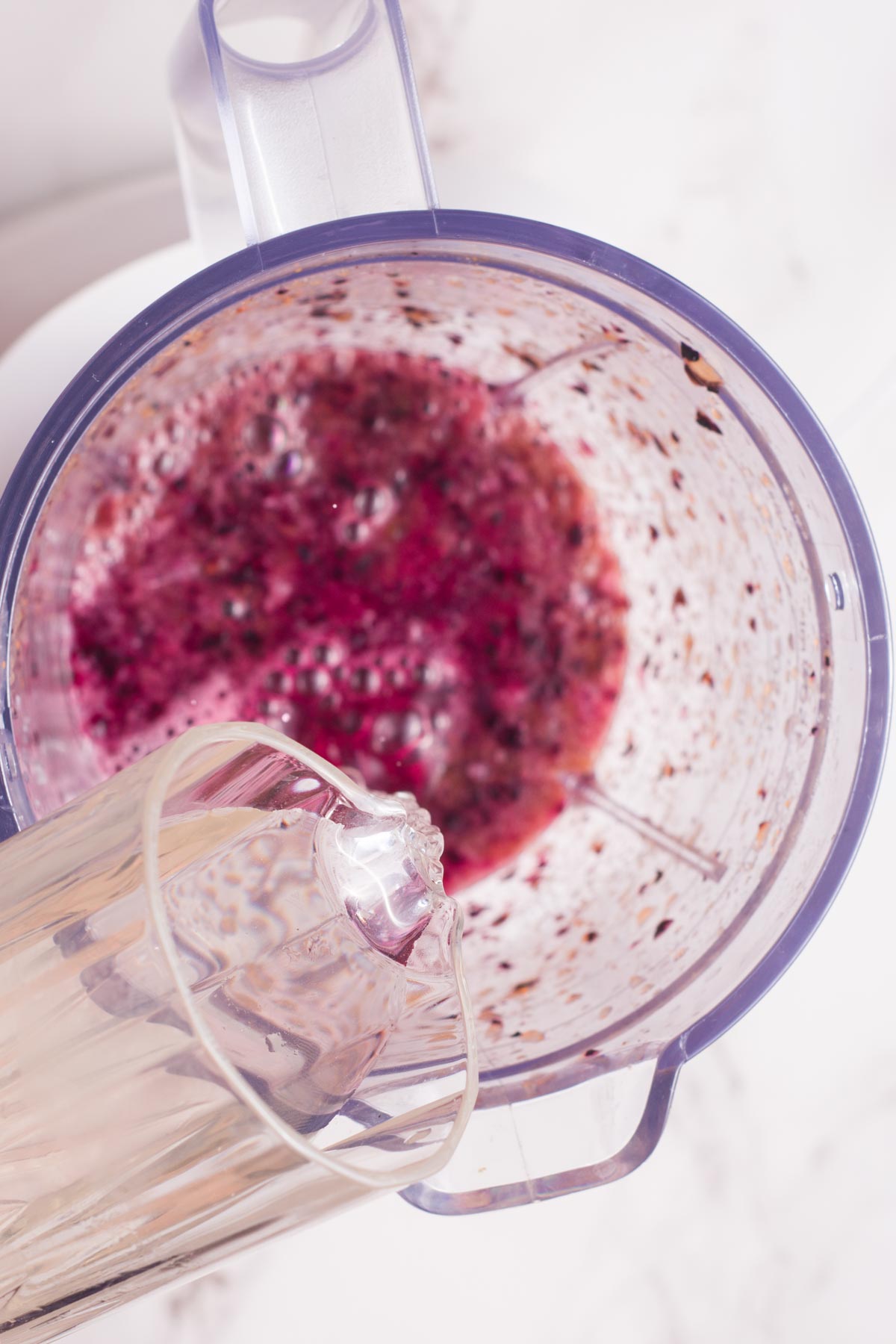 blender with juice for blueberry lemonade