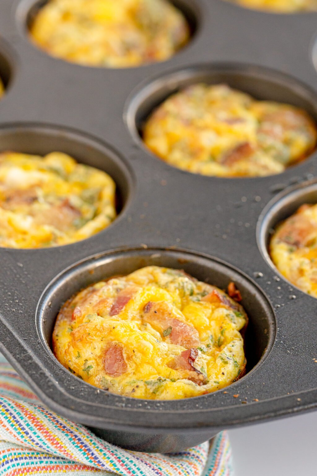 easy-egg-breakfast-muffins-with-a-hash-brown-crust-play-party-plan