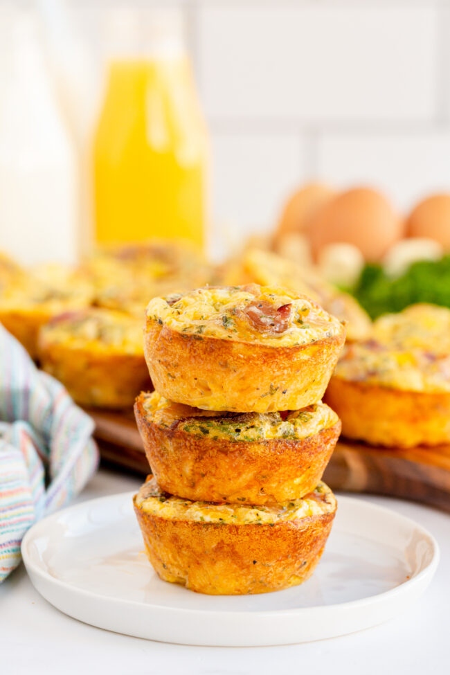 Easy Egg Breakfast Muffins with a Hash Brown Crust - Play Party Plan