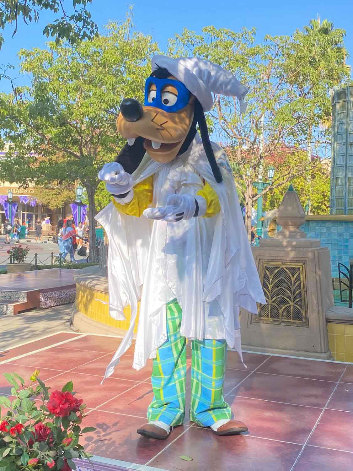 Goofy dressed as a ghost