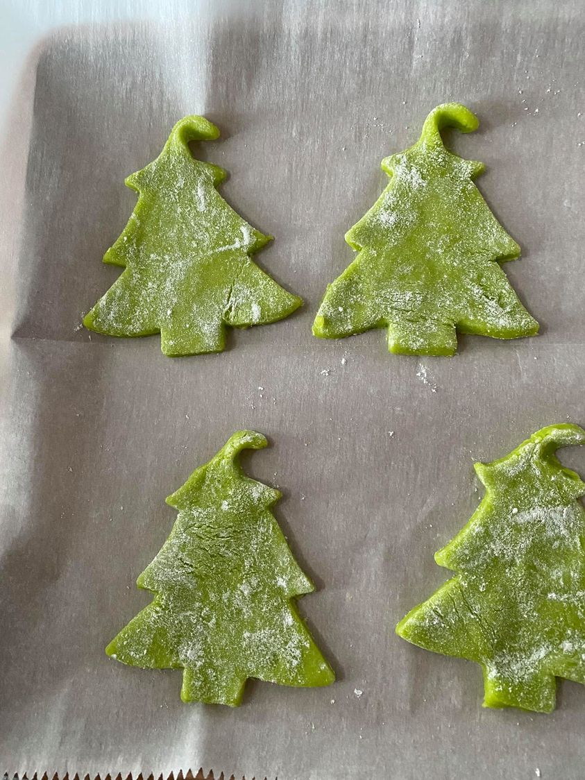 baking sheet with unbaked Grinch sugar cookies
