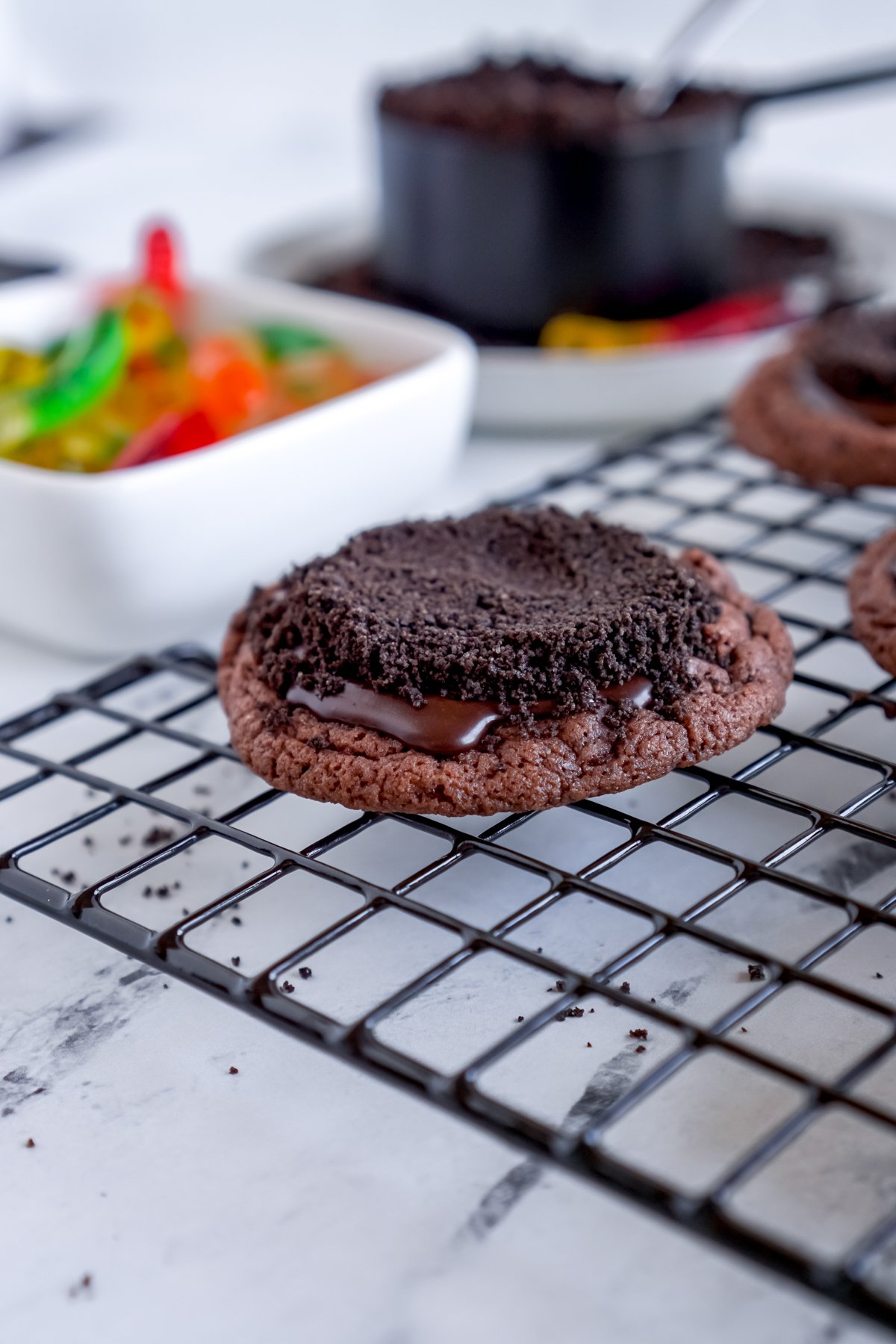 cooling sheet with an Oreo covered cookie