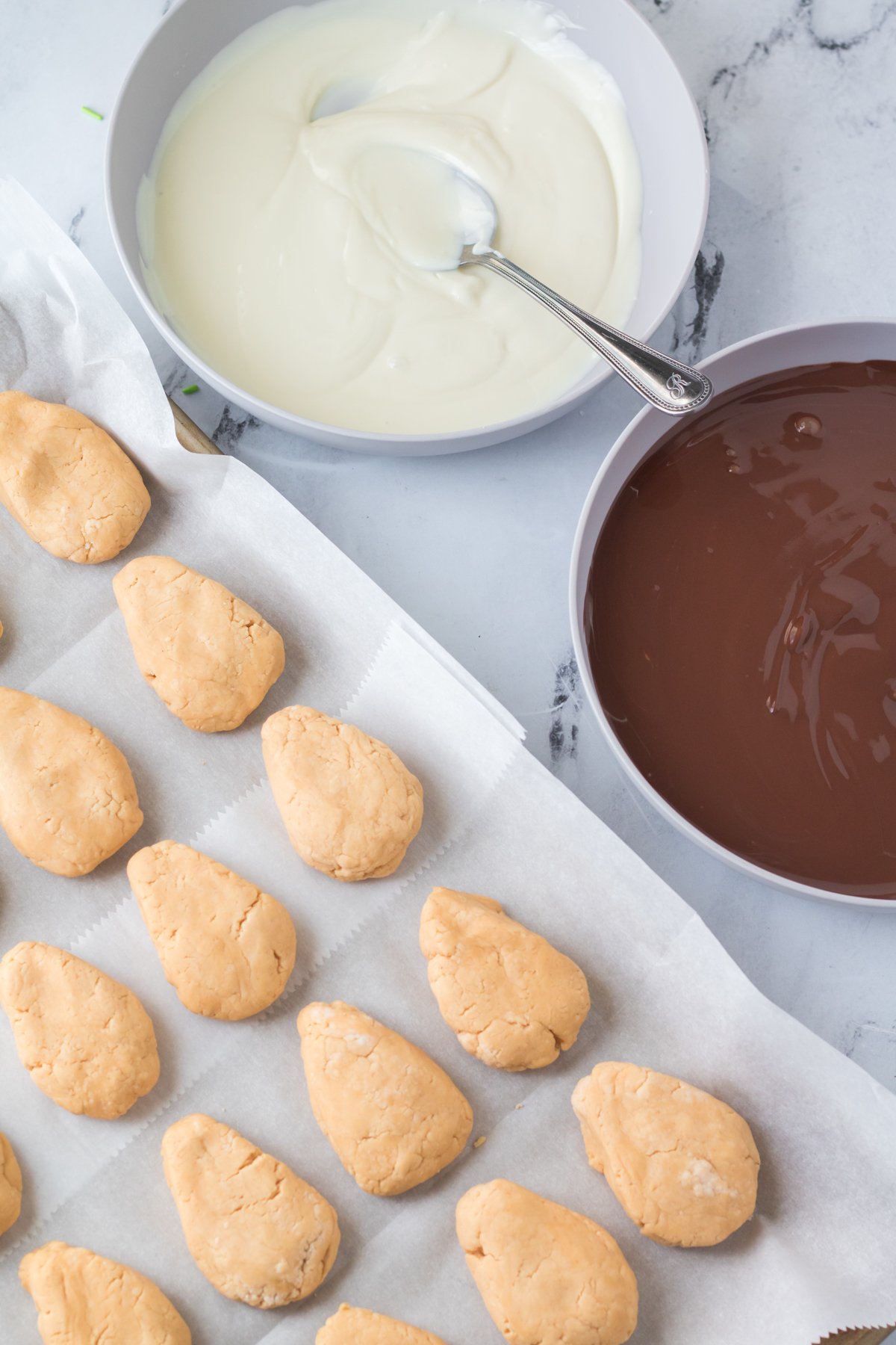 melted chocolate and white chocolate in bowls