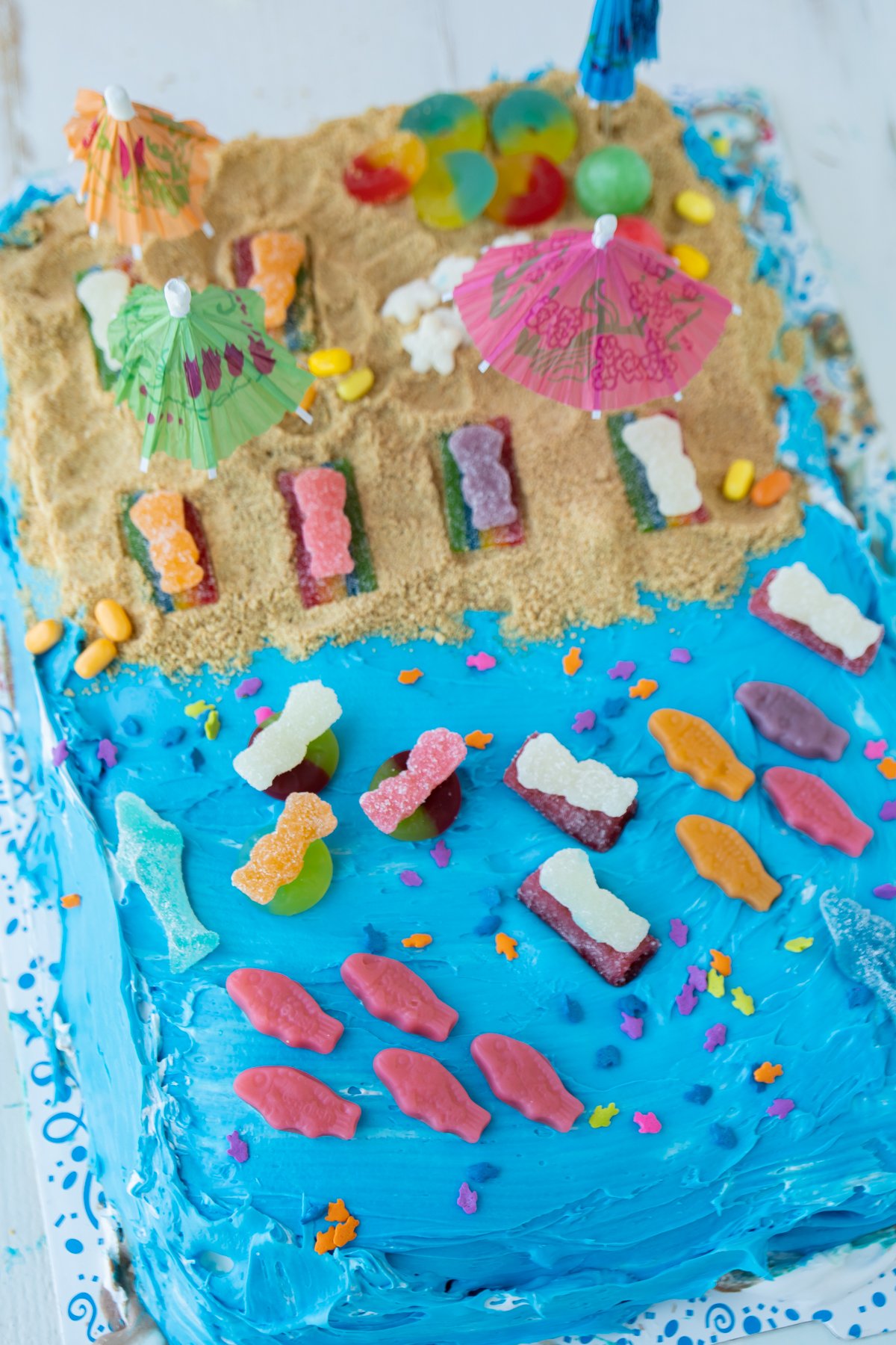 a beach theme cake using frosting and graham crackers