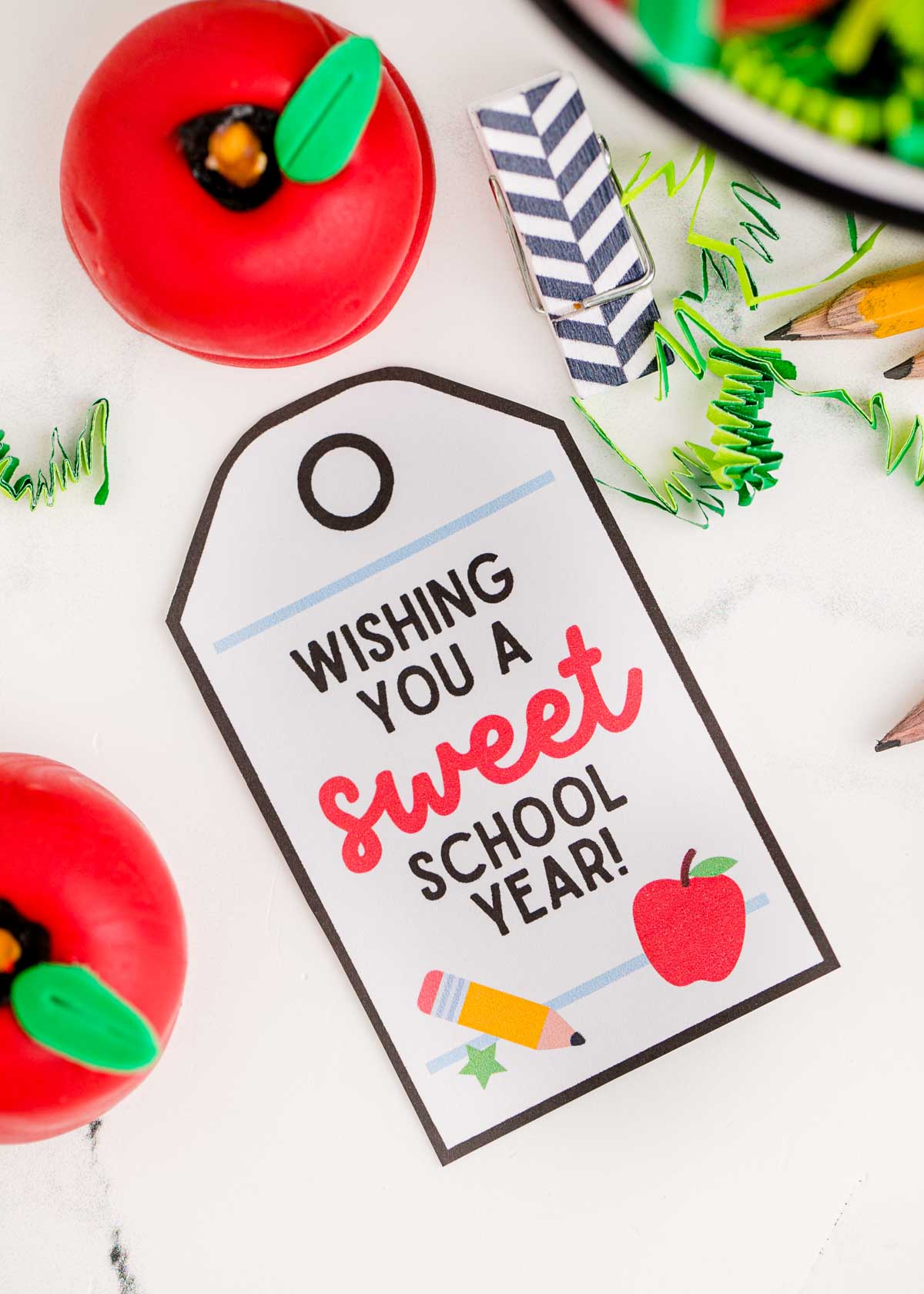cut out apple teacher gift tag