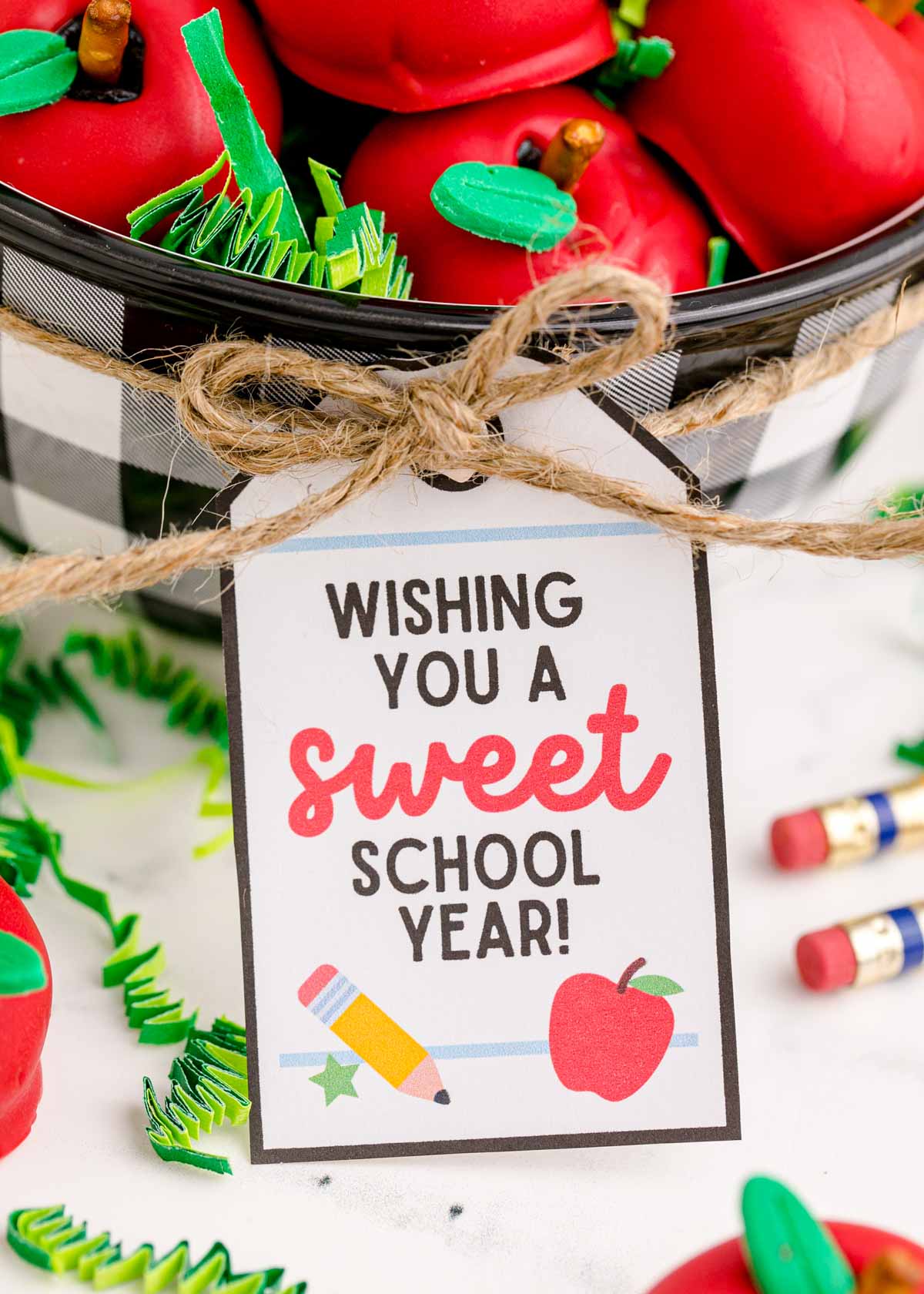 sweet teacher gift tag with a bowl of apples