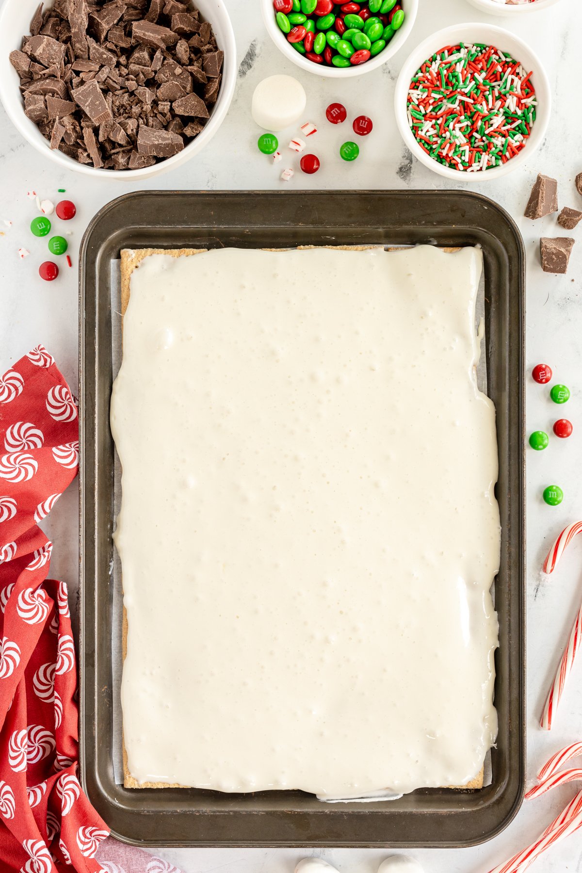 marshmallow covering graham crackers 