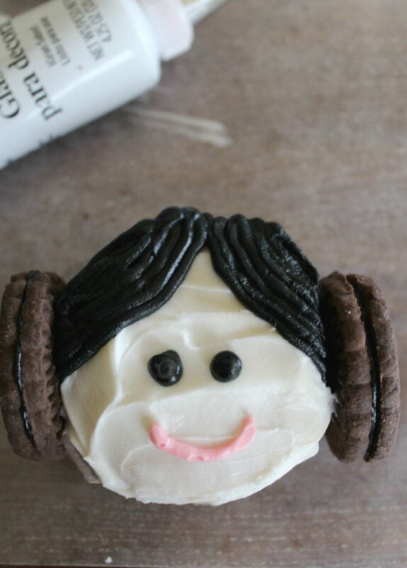 cupcake decorated to look like Princess Leia