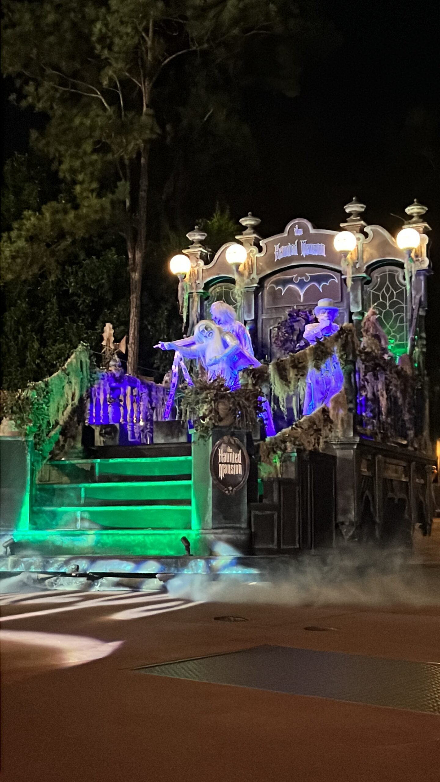 Haunted mansion ghosts in the Boo to You Parade