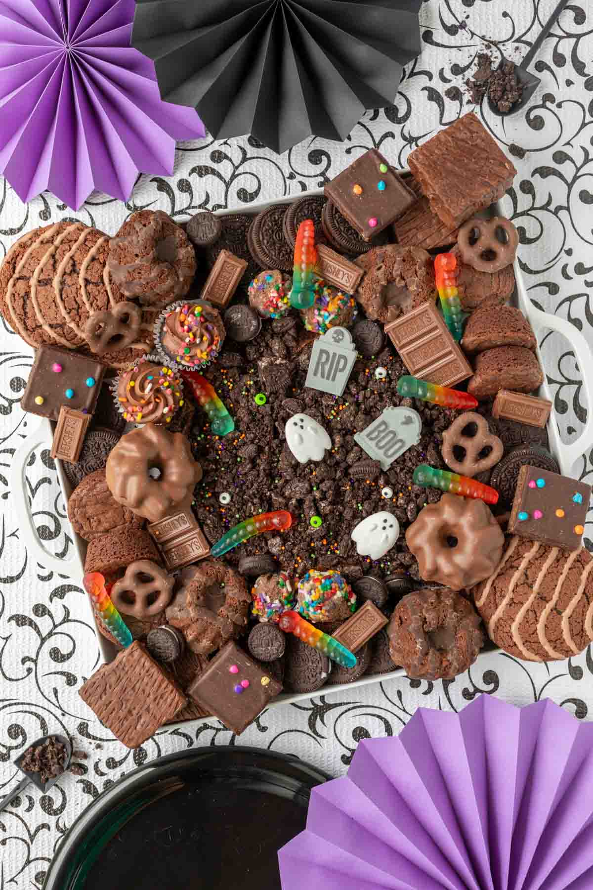 Halloween frosting board with Oreos