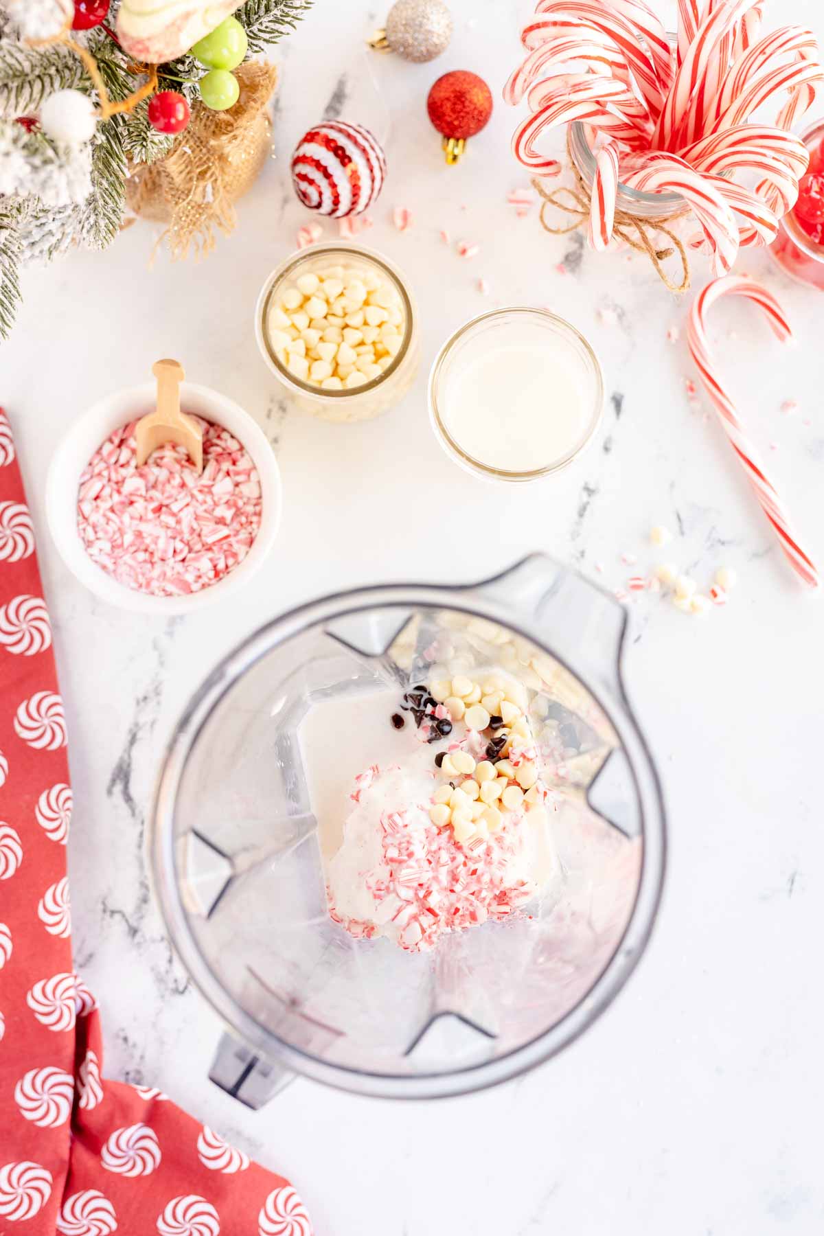 ingredients to make peppermint milkshakes in a blender