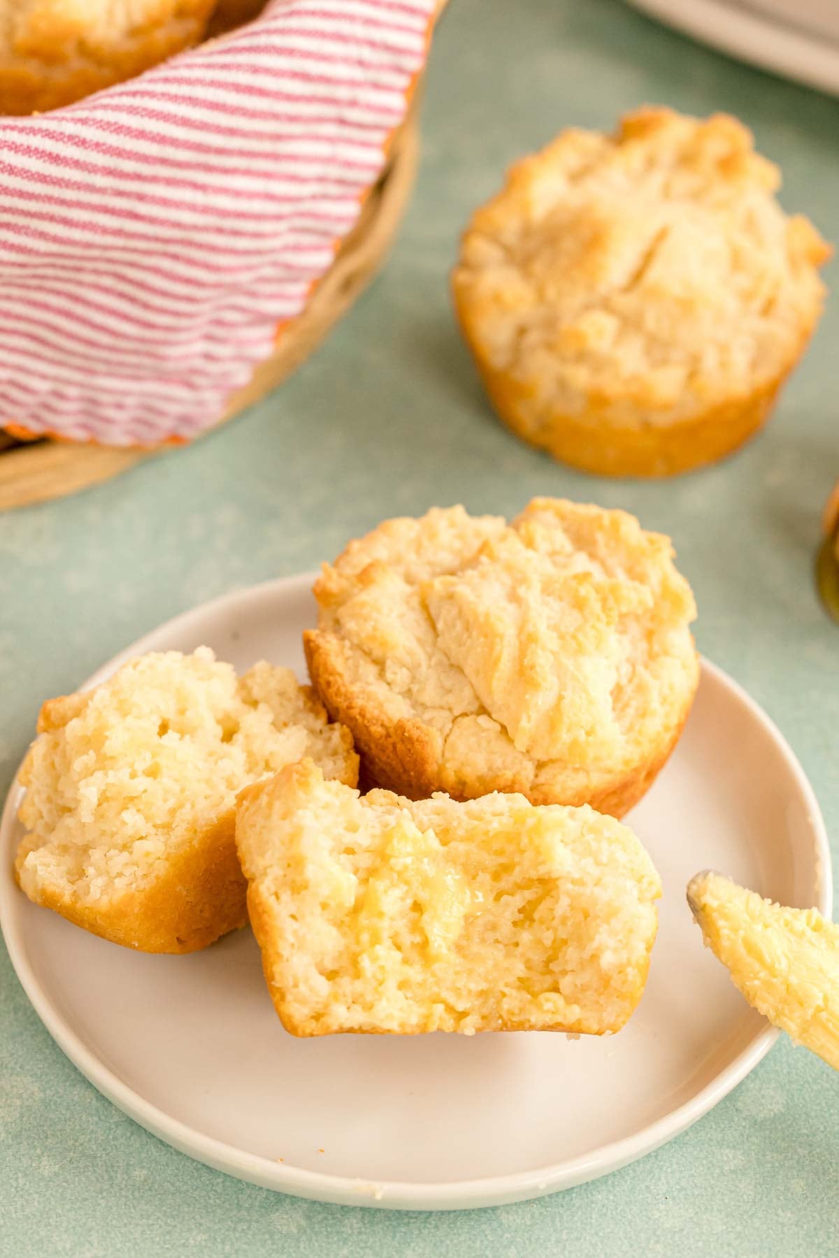 ant baltos lėkštės supjaustykite atvirus grietinės sausainius